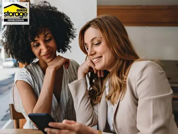 Mujeres viendo su celular